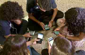  “Nem no recreio”: pesquisadores da educação criticam celular na escola 